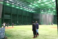 室内で守備練習に励む広島ナイン（撮影・北村雅宏）