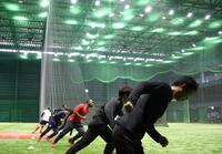 ダッシュするテイラー・ハーン（右から３人目）ら（撮影・北村雅宏）