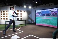 入団会見後、球場内の施設でゲームを楽しむターノック（撮影・北村雅宏）