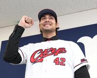 入団会見を終え、拳を握るターノック（撮影・北村雅宏）