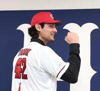 入団会見を終え、背番号を披露するターノック（撮影・北村雅宏）