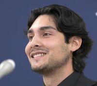 入団会見する広ターノック（撮影・北村雅宏）