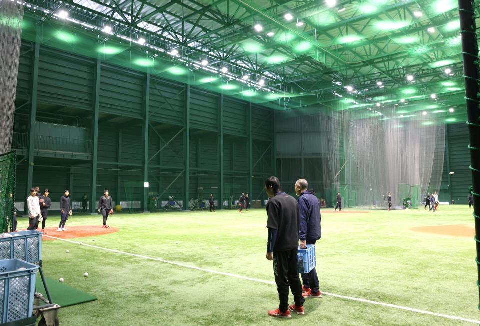 室内で守備練習に励む広島ナイン（撮影・北村雅宏）
