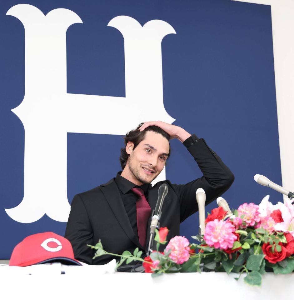 入団会見するターノック（撮影・北村雅宏）