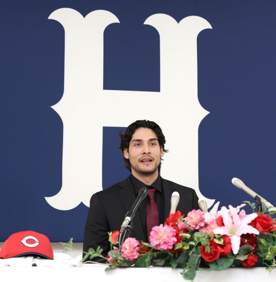 入団会見するターノック（撮影・北村雅宏）