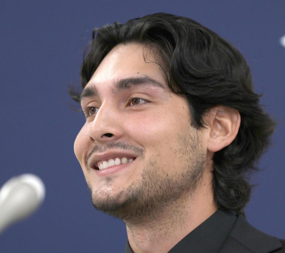 入団会見する広ターノック（撮影・北村雅宏）