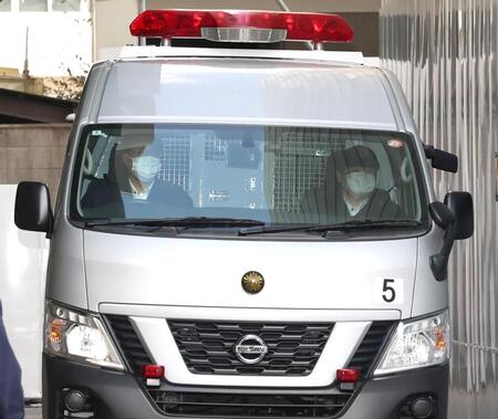 送検される羽月容疑者を乗せたとみられる車両