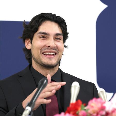 入団会見するターノック（撮影・北村雅宏）