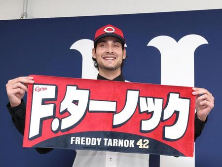 入団会見を終え、自身の名前が入ったタオルを手にするターノック（撮影・北村雅宏）