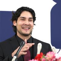 入団会見するターノック（撮影・北村雅宏）