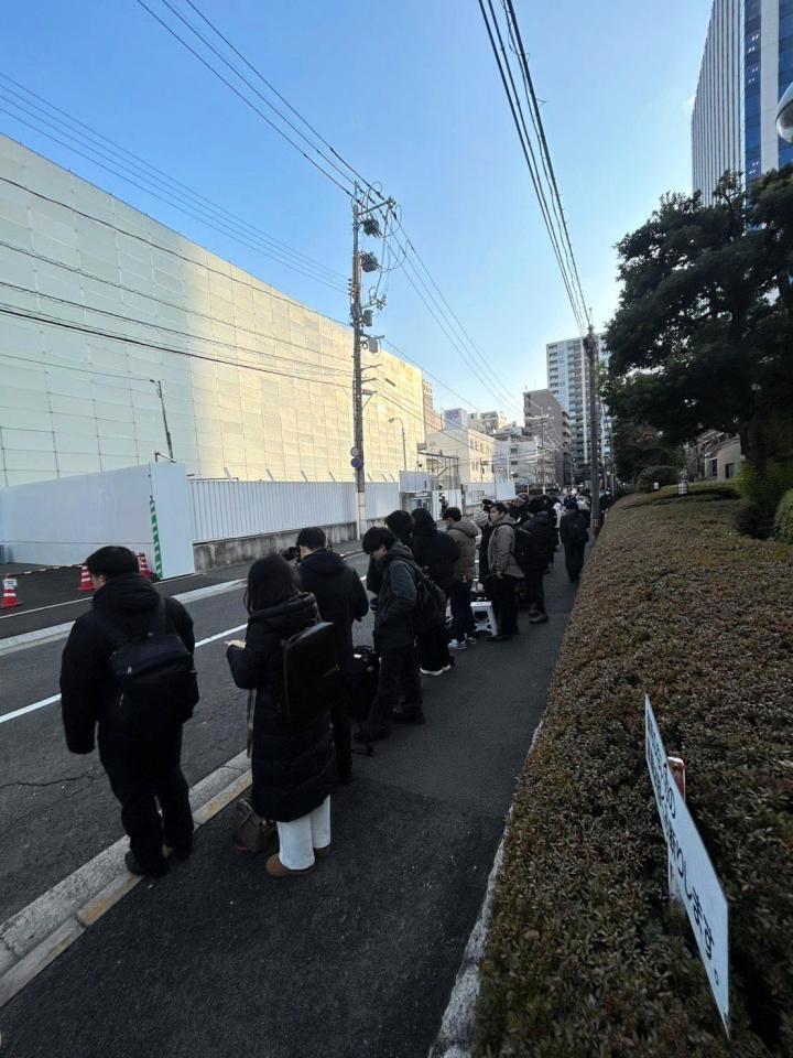 広島・羽月の送検に多くの報道陣が待機する