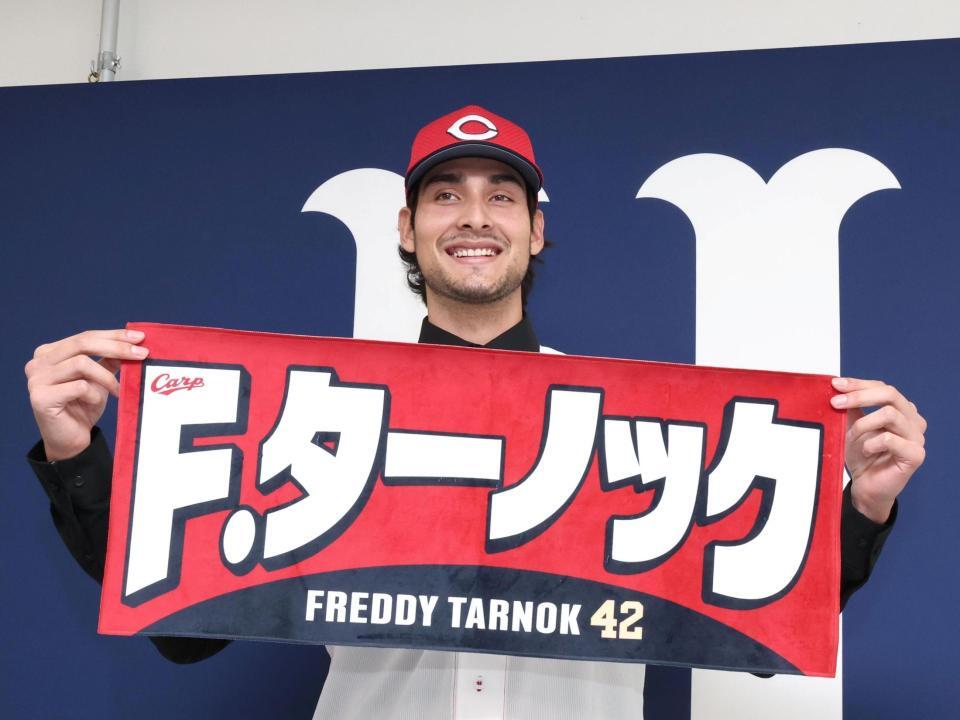 入団会見を終え、自身の名前が入ったタオルを手にするターノック（撮影・北村雅宏）