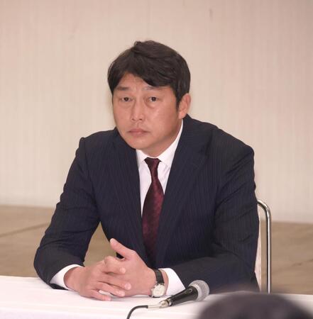 全体ミーティングの席に着く新井監督