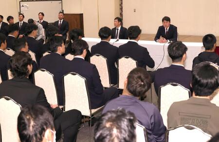 全体ミーティングの席に着く新井監督（右上）