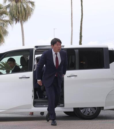 宿舎入りする新井監督（撮影・北村雅宏）