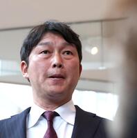 囲み取材に応じる新井監督（撮影・北村雅宏）