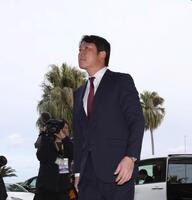 宿舎入りする新井監督（撮影・北村雅宏）