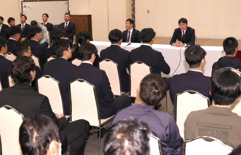 全体ミーティングの席に着く新井監督（右上）