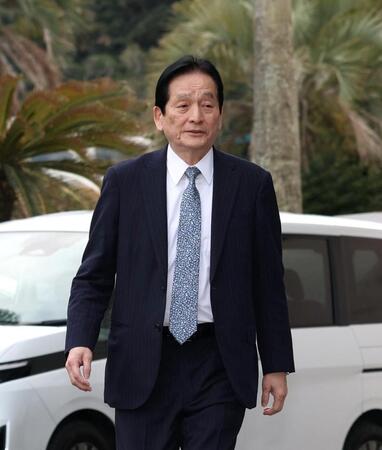 宿舎入りする鈴木清明球団本部長（撮影・北村雅宏）