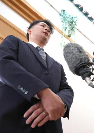 取材に応じる島内（撮影・北村雅宏）