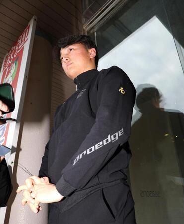 囲み取材に応じる佐々木（撮影・北村雅宏）