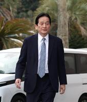 宿舎入りする鈴木清明球団本部長（撮影・北村雅宏）