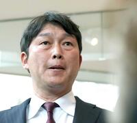 厳しい表情で取材に応じる新井監督（撮影・北村雅宏）