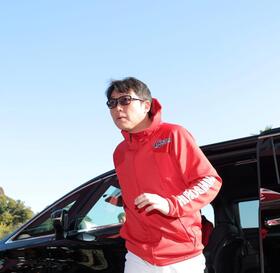 広島１軍が日南でキャンプイン　新井監督は終始厳しい表情　森下、大瀬良、床田ら外国人以外の１８投手がブルペン入り予定も「普通だと思います」