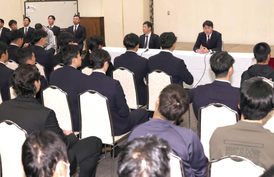 全体ミーティングの席に着く新井監督（右上）