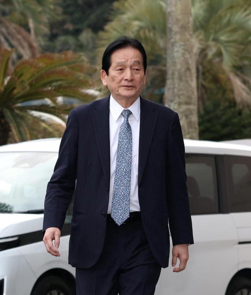 宿舎入りする鈴木清明球団本部長（撮影・北村雅宏）