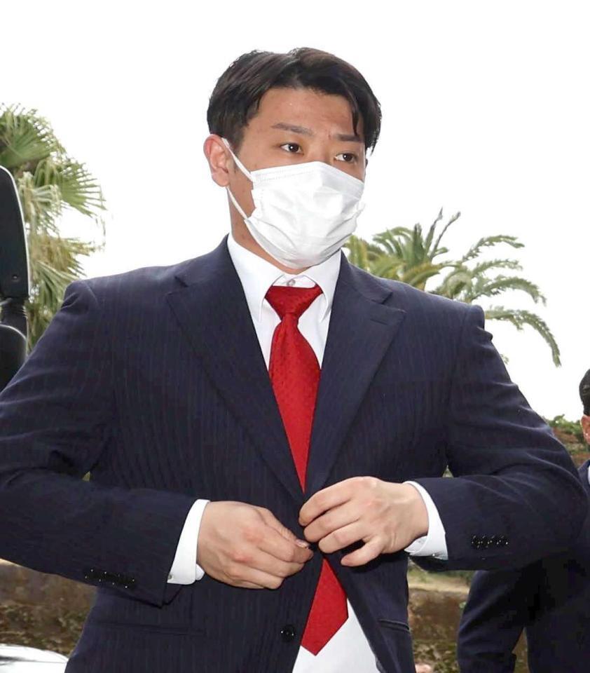 宿舎入りする勝田