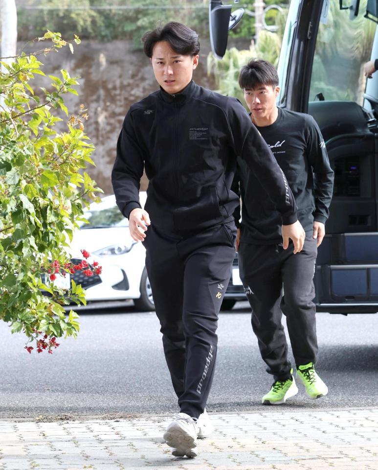 宿舎入りする佐々木（撮影・北村雅宏）