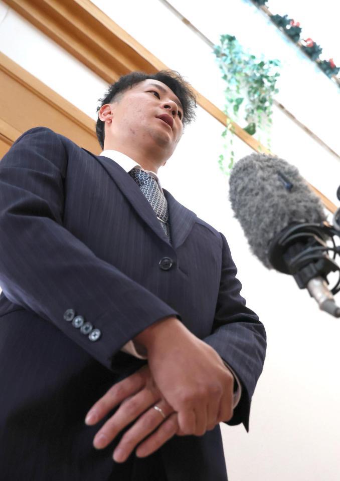 取材に応じる島内（撮影・北村雅宏）