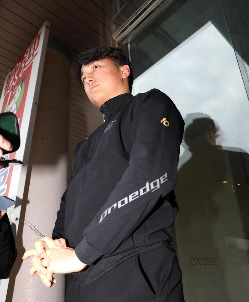 囲み取材に応じる佐々木（撮影・北村雅宏）