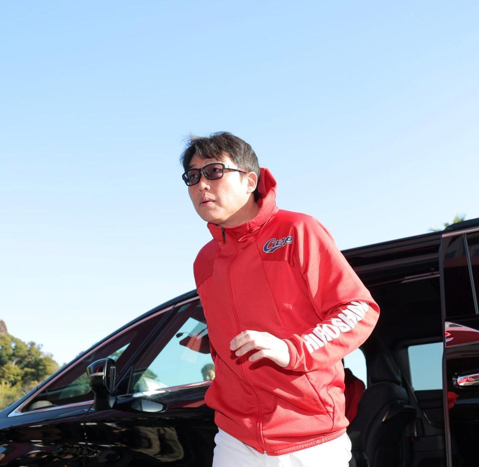球場入りする新井監督（撮影・北村雅宏）