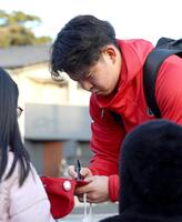 練習に向かう最中、子どもにサインする平川　