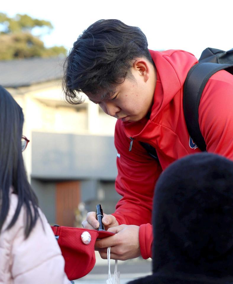 練習に向かう最中、子どもにサインする平川　