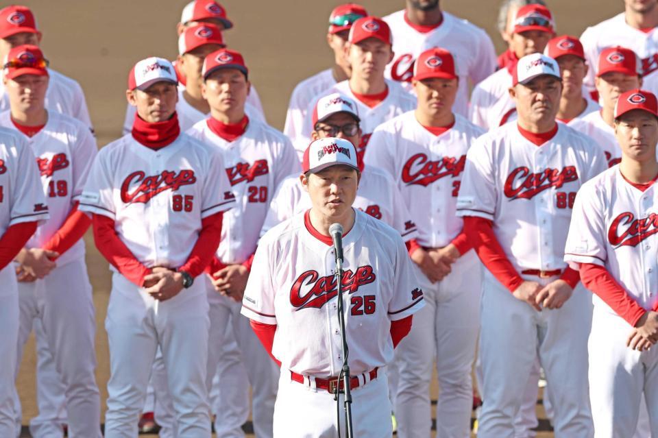 歓迎セレモニーであいさつする広島・新井監督（中央）