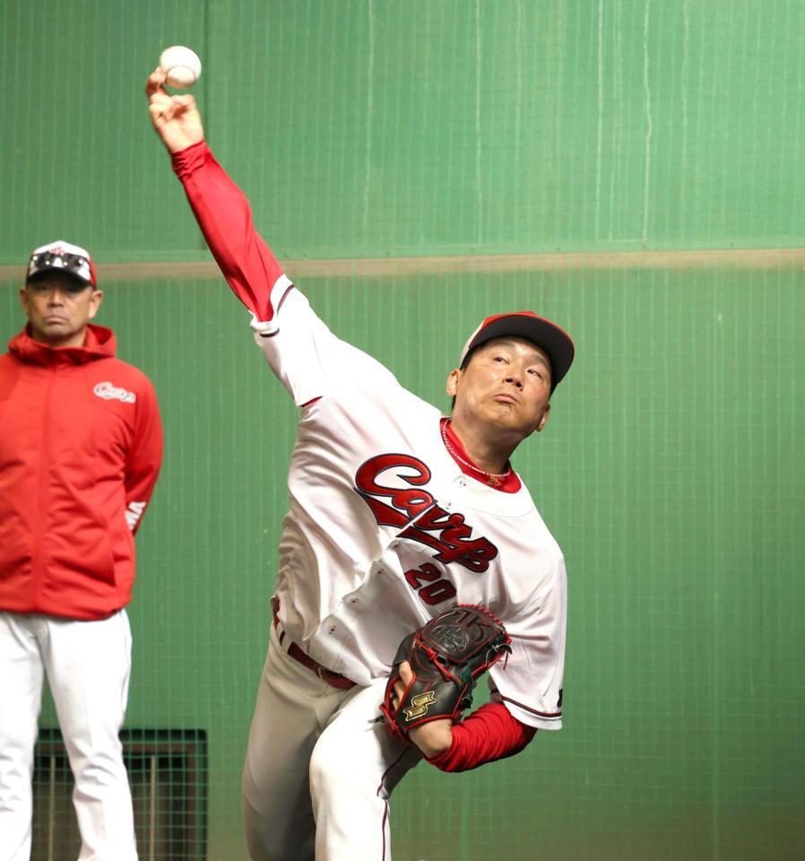 ブルペンで投球練習する栗林（撮影・北村雅宏）