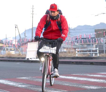 自転車で練習に向かう佐々木（撮影・北村雅宏）