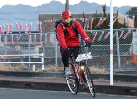 練習に向かう佐々木（撮影・北村雅宏）