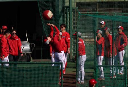 練習中に笑顔を見せる小園（奥中央）＝撮影・北村雅宏