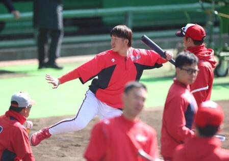 打撃練習する小園（撮影・北村雅宏）