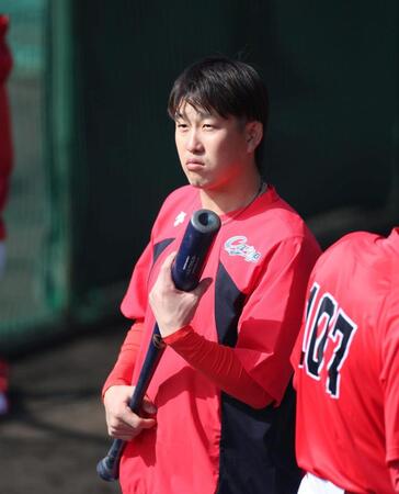 バットを手にする小園（撮影・北村雅宏）