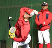 ブルペンで投球練習する森下（撮影・北村雅宏）