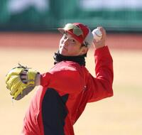 キャッチボールする広島・森下暢仁＝天福（撮影・北村雅宏）