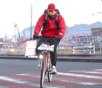 自転車で練習に向かう佐々木（撮影・北村雅宏）