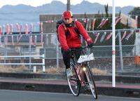 練習に向かう佐々木（撮影・北村雅宏）