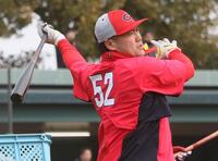 ロングティーに励む末包（撮影・市尻達拡）