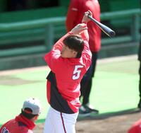 打撃練習をする小園（撮影・北村雅宏）